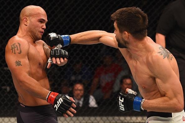 Imagens da guerra entre Robbie Lawler e Carlos Condit pelo cinturo dos meio-mdios, no UFC 195. Lawler levou a melhor depois de cinco round, por deciso dividida dos juzes 
