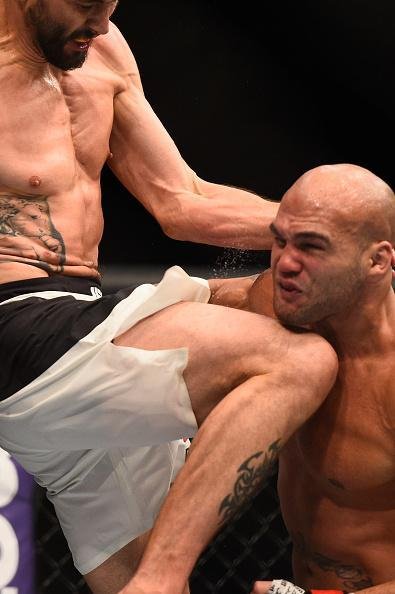 Imagens da guerra entre Robbie Lawler e Carlos Condit pelo cinturo dos meio-mdios, no UFC 195. Lawler levou a melhor depois de cinco round, por deciso dividida dos juzes 