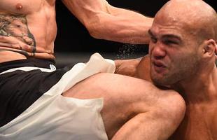 Imagens da guerra entre Robbie Lawler e Carlos Condit pelo cinturo dos meio-mdios, no UFC 195. Lawler levou a melhor depois de cinco round, por deciso dividida dos juzes 