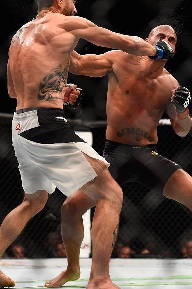 Imagens da guerra entre Robbie Lawler e Carlos Condit pelo cinturo dos meio-mdios, no UFC 195. Lawler levou a melhor depois de cinco round, por deciso dividida dos juzes 