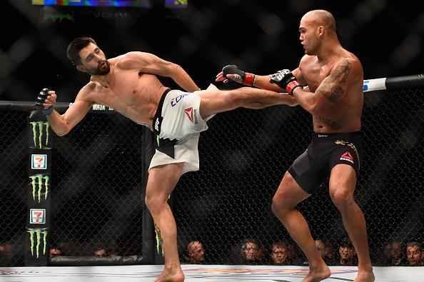 Imagens da guerra entre Robbie Lawler e Carlos Condit pelo cinturo dos meio-mdios, no UFC 195. Lawler levou a melhor depois de cinco round, por deciso dividida dos juzes 