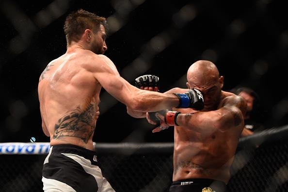 Imagens da guerra entre Robbie Lawler e Carlos Condit pelo cinturo dos meio-mdios, no UFC 195. Lawler levou a melhor depois de cinco round, por deciso dividida dos juzes 