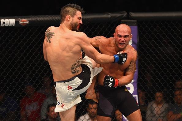 Imagens da guerra entre Robbie Lawler e Carlos Condit pelo cinturo dos meio-mdios, no UFC 195. Lawler levou a melhor depois de cinco round, por deciso dividida dos juzes 