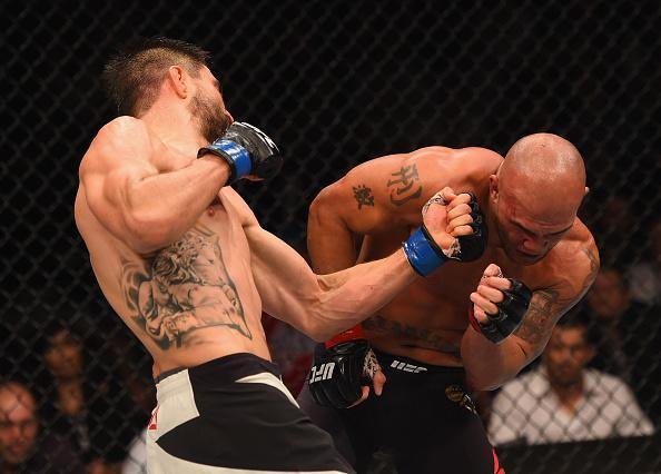 Imagens da guerra entre Robbie Lawler e Carlos Condit pelo cinturo dos meio-mdios, no UFC 195. Lawler levou a melhor depois de cinco round, por deciso dividida dos juzes 