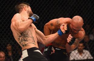 Imagens da guerra entre Robbie Lawler e Carlos Condit pelo cinturo dos meio-mdios, no UFC 195. Lawler levou a melhor depois de cinco round, por deciso dividida dos juzes 