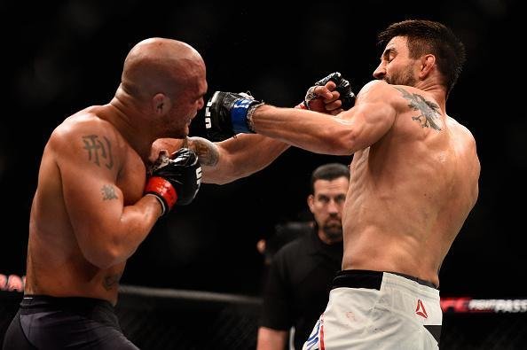 Imagens da guerra entre Robbie Lawler e Carlos Condit pelo cinturo dos meio-mdios, no UFC 195. Lawler levou a melhor depois de cinco round, por deciso dividida dos juzes 