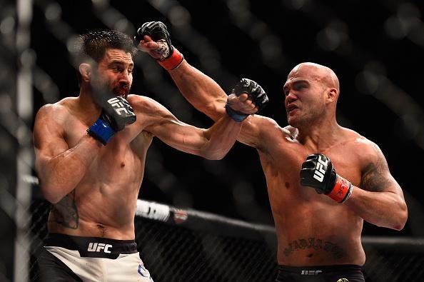Imagens da guerra entre Robbie Lawler e Carlos Condit pelo cinturo dos meio-mdios, no UFC 195. Lawler levou a melhor depois de cinco round, por deciso dividida dos juzes 