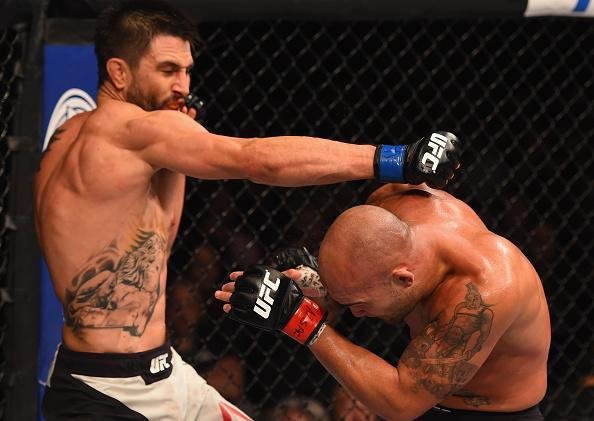 Imagens da guerra entre Robbie Lawler e Carlos Condit pelo cinturo dos meio-mdios, no UFC 195. Lawler levou a melhor depois de cinco round, por deciso dividida dos juzes 