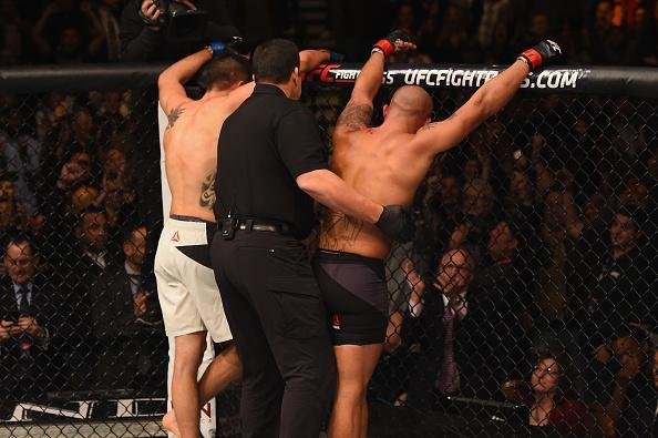 Imagens da guerra entre Robbie Lawler e Carlos Condit pelo cinturo dos meio-mdios, no UFC 195. Lawler levou a melhor depois de cinco round, por deciso dividida dos juzes 