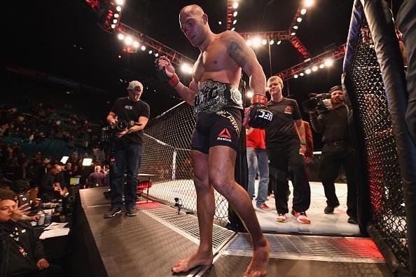 Imagens da guerra entre Robbie Lawler e Carlos Condit pelo cinturo dos meio-mdios, no UFC 195. Lawler levou a melhor depois de cinco round, por deciso dividida dos juzes 