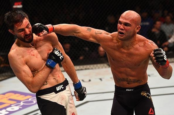 Imagens da guerra entre Robbie Lawler e Carlos Condit pelo cinturo dos meio-mdios, no UFC 195. Lawler levou a melhor depois de cinco round, por deciso dividida dos juzes 