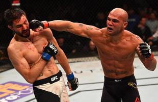 Imagens da guerra entre Robbie Lawler e Carlos Condit pelo cinturo dos meio-mdios, no UFC 195. Lawler levou a melhor depois de cinco round, por deciso dividida dos juzes 