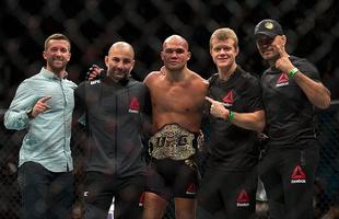 Imagens da guerra entre Robbie Lawler e Carlos Condit pelo cinturo dos meio-mdios, no UFC 195. Lawler levou a melhor depois de cinco round, por deciso dividida dos juzes 