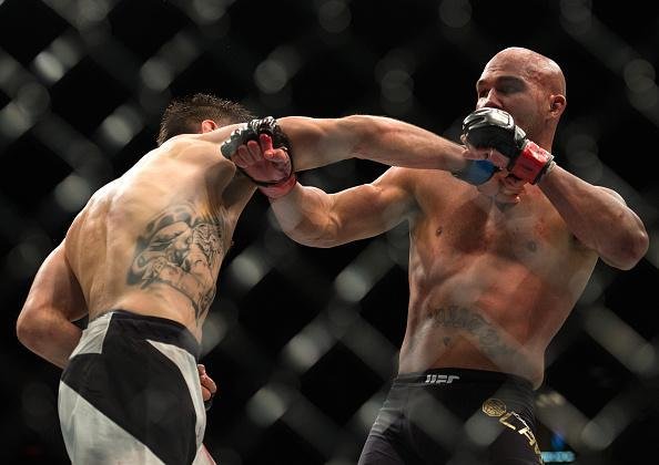 Imagens da guerra entre Robbie Lawler e Carlos Condit pelo cinturo dos meio-mdios, no UFC 195. Lawler levou a melhor depois de cinco round, por deciso dividida dos juzes 