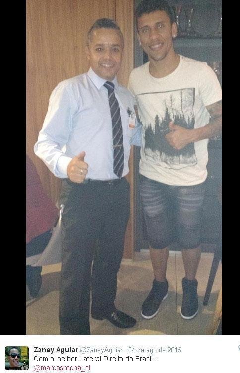 Gerente de pizzaria ao lado do lateral Marcos Rocha