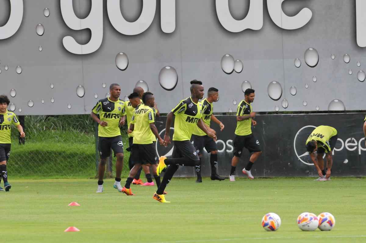 Na Cidade do Galo, atletas foram comandados por Diego Aguirre em primeiro treino do ano