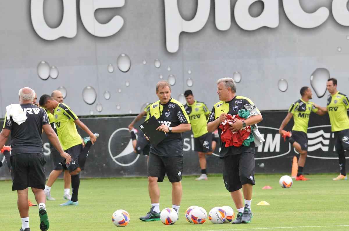 Na Cidade do Galo, atletas foram comandados por Diego Aguirre em primeiro treino do ano