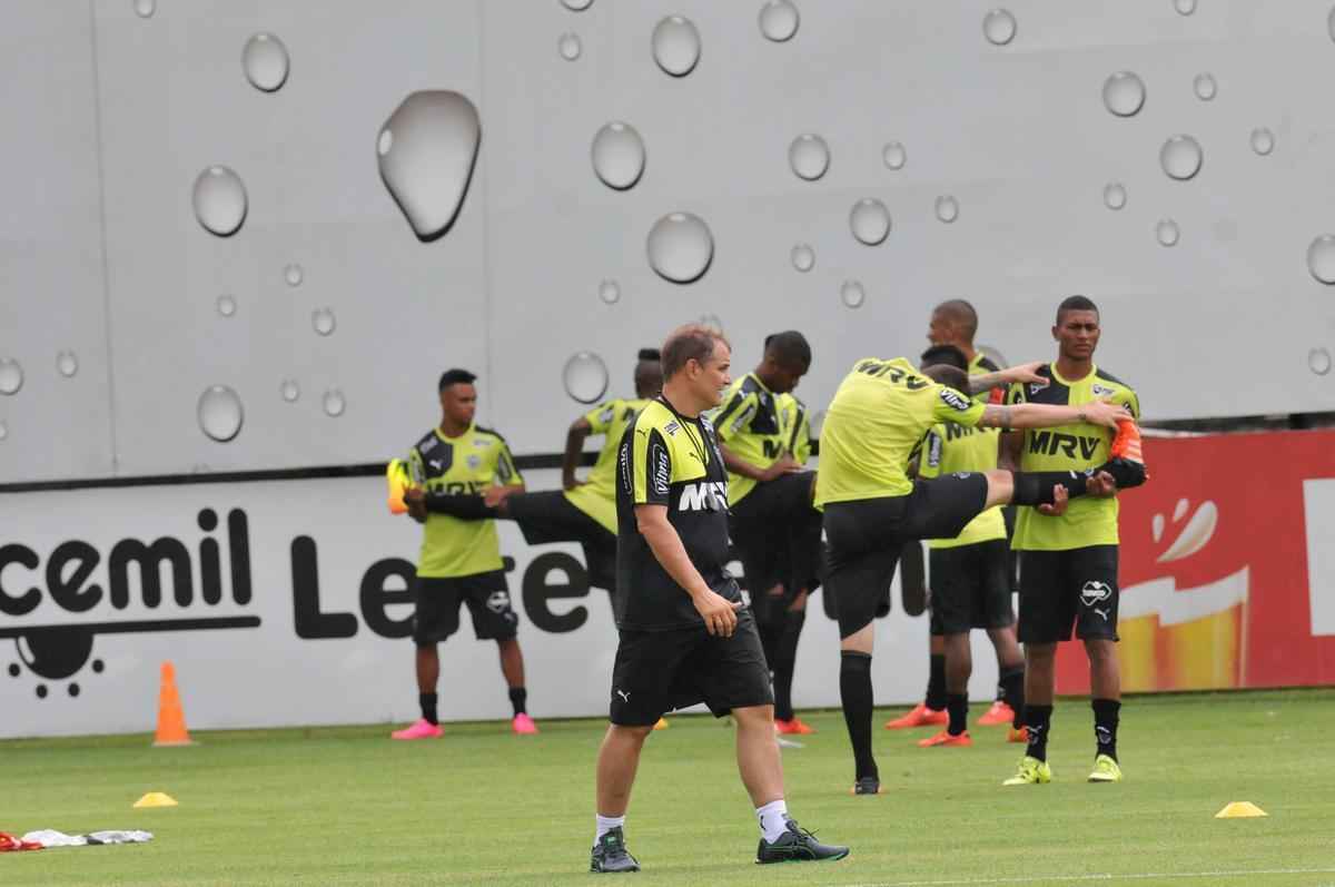 Na Cidade do Galo, atletas foram comandados por Diego Aguirre em primeiro treino do ano