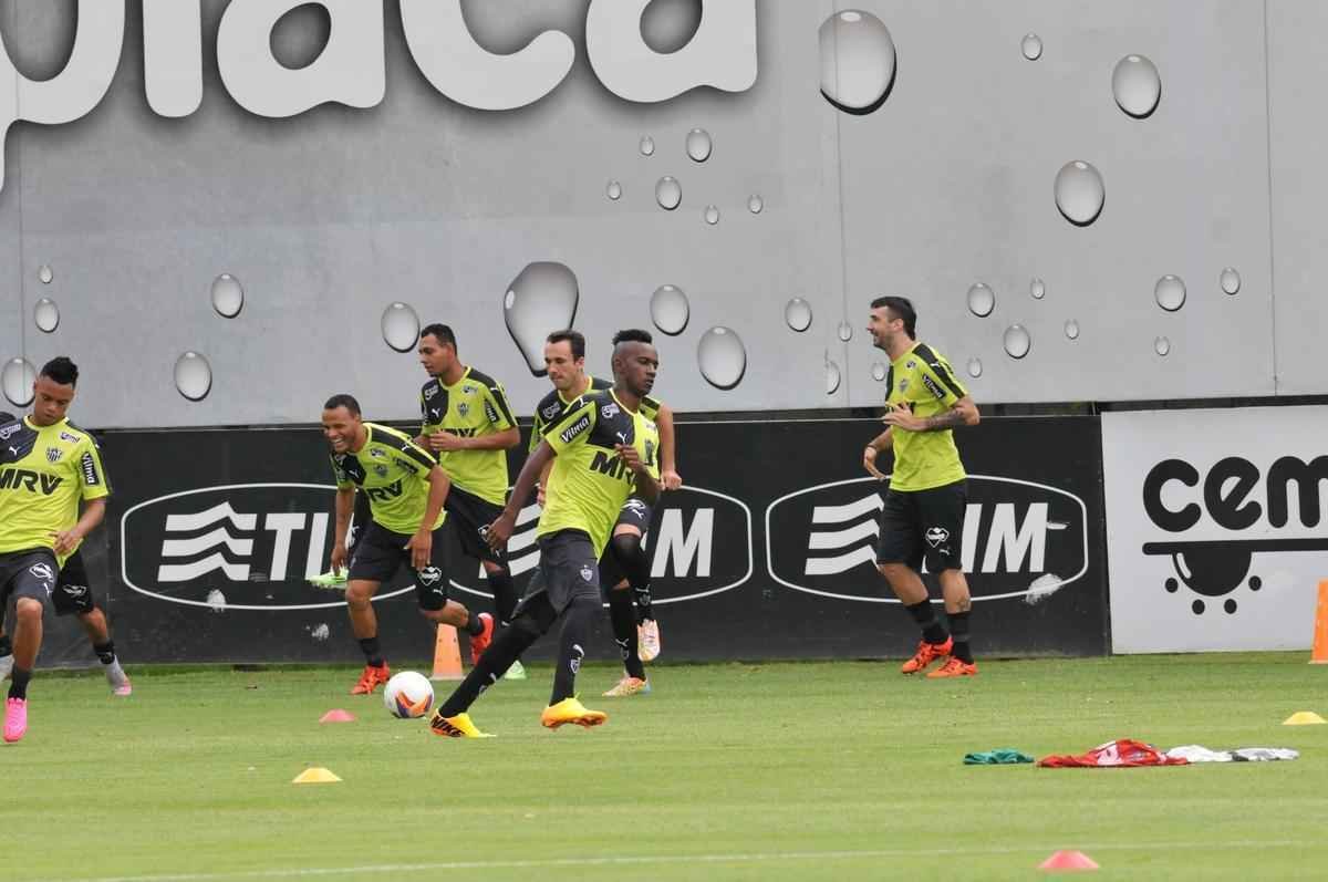 Na Cidade do Galo, atletas foram comandados por Diego Aguirre em primeiro treino do ano