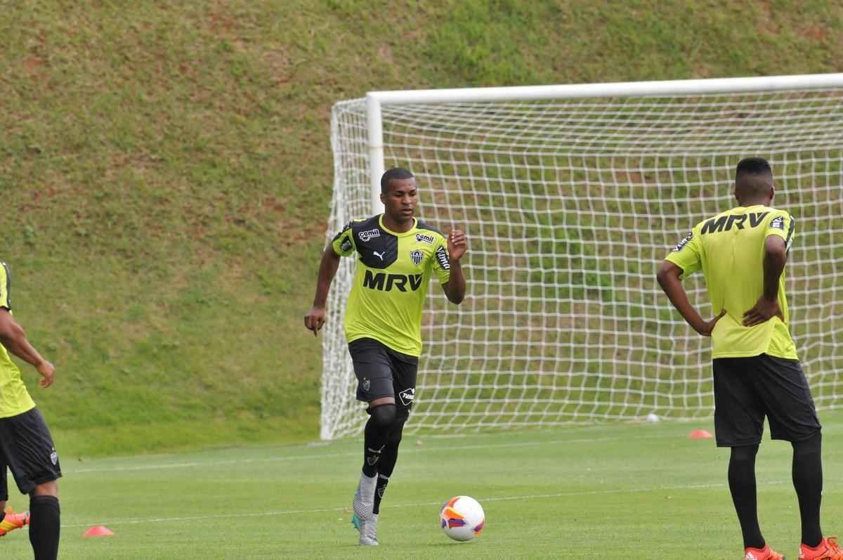 Na Cidade do Galo, atletas foram comandados por Diego Aguirre em primeiro treino do ano