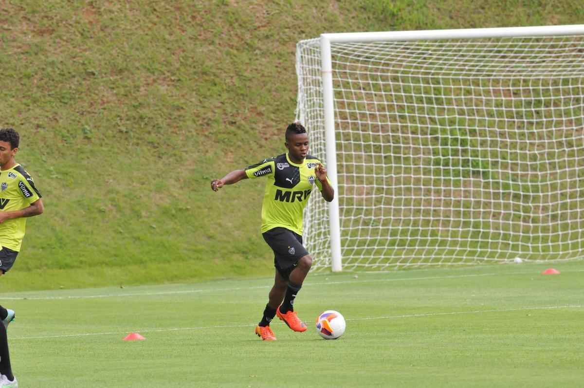 Na Cidade do Galo, atletas foram comandados por Diego Aguirre em primeiro treino do ano