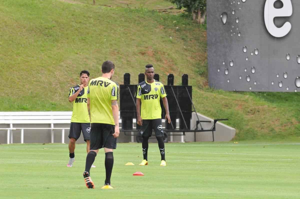 Na Cidade do Galo, atletas foram comandados por Diego Aguirre em primeiro treino do ano