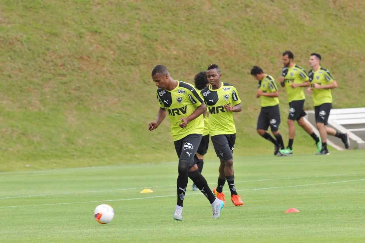 Na Cidade do Galo, atletas foram comandados por Diego Aguirre em primeiro treino do ano