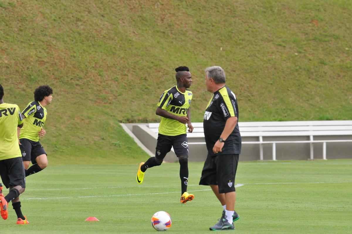 Na Cidade do Galo, atletas foram comandados por Diego Aguirre em primeiro treino do ano