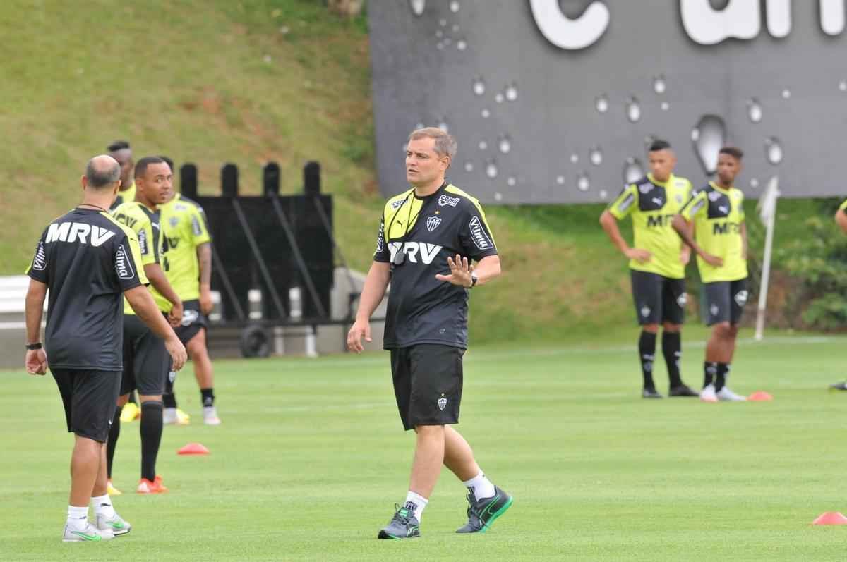 Na Cidade do Galo, atletas foram comandados por Diego Aguirre em primeiro treino do ano