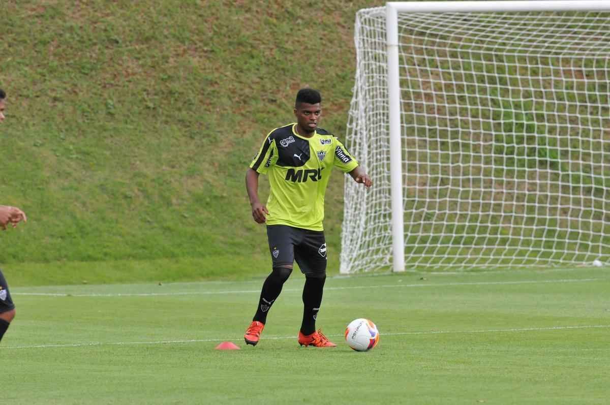 Na Cidade do Galo, atletas foram comandados por Diego Aguirre em primeiro treino do ano