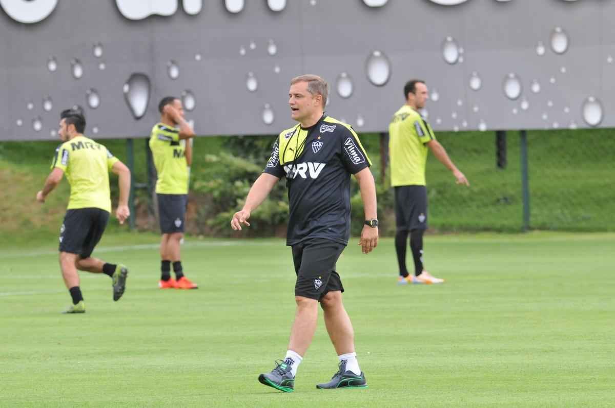 Na Cidade do Galo, atletas foram comandados por Diego Aguirre em primeiro treino do ano