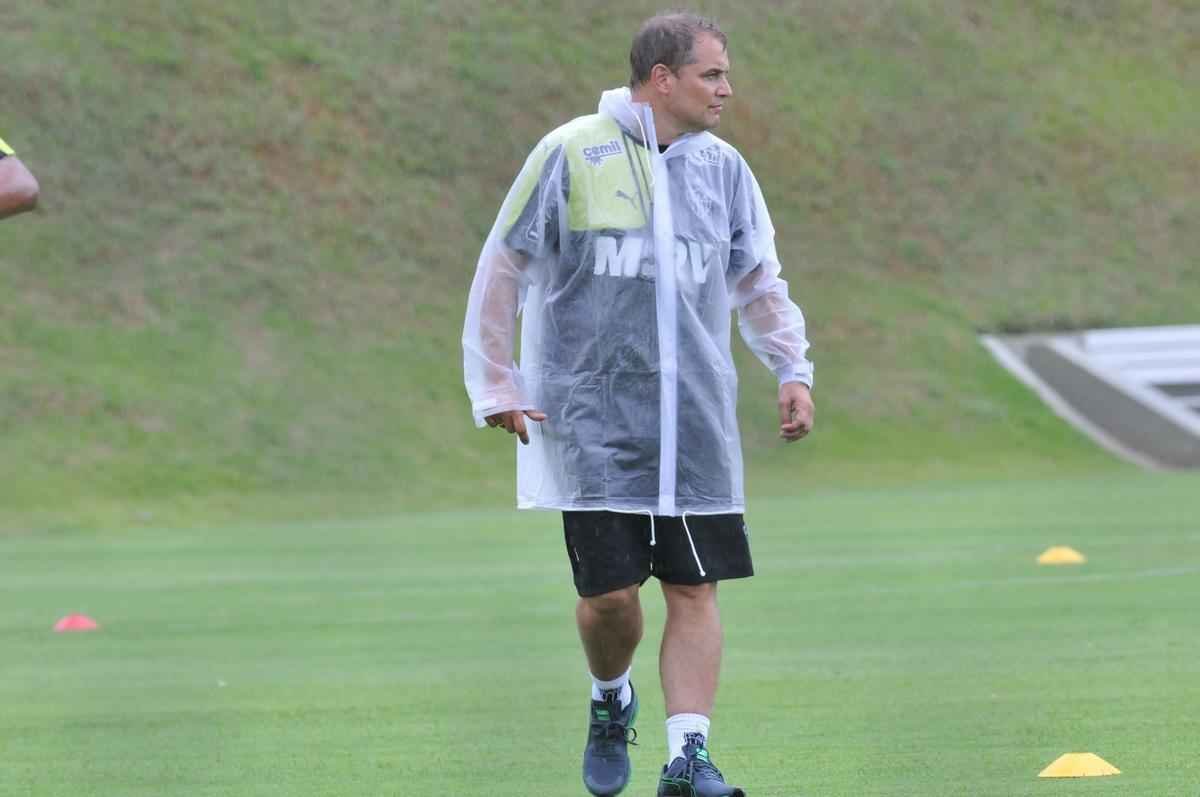 Na Cidade do Galo, atletas foram comandados por Diego Aguirre em primeiro treino do ano