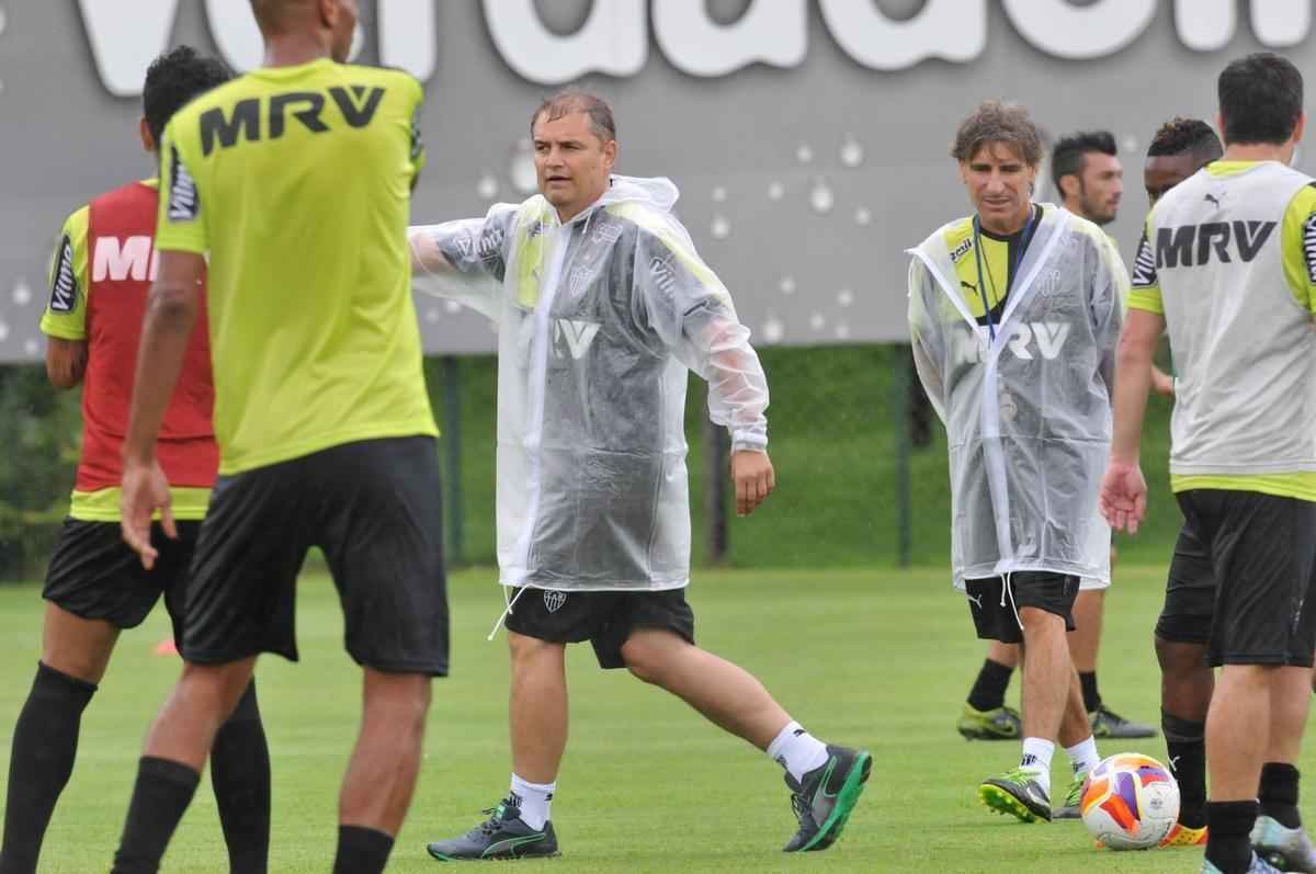 Na Cidade do Galo, atletas foram comandados por Diego Aguirre em primeiro treino do ano