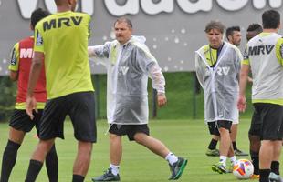 Na Cidade do Galo, atletas foram comandados por Diego Aguirre em primeiro treino do ano