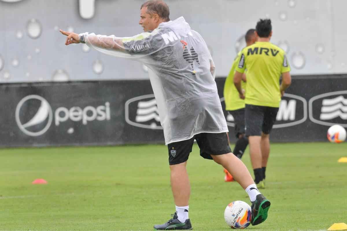Na Cidade do Galo, atletas foram comandados por Diego Aguirre em primeiro treino do ano