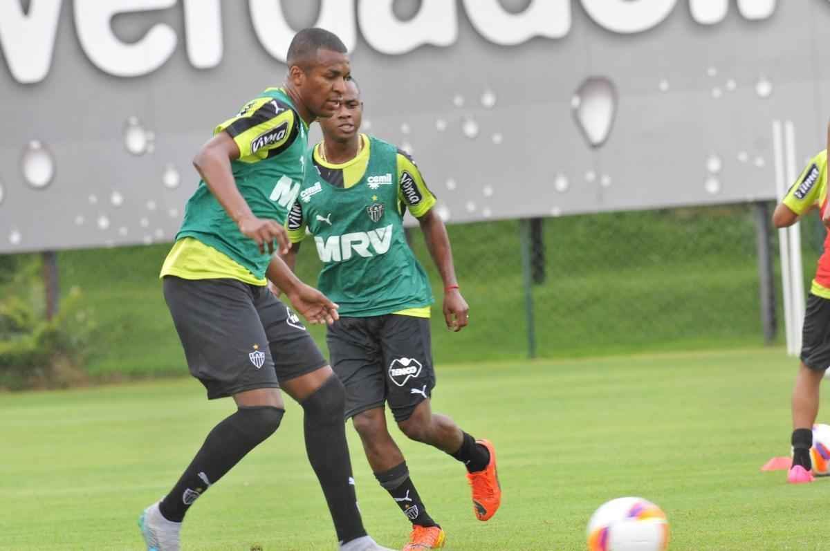 Na Cidade do Galo, atletas foram comandados por Diego Aguirre em primeiro treino do ano