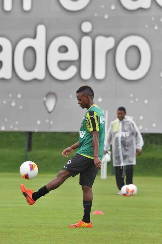 Na Cidade do Galo, atletas foram comandados por Diego Aguirre em primeiro treino do ano