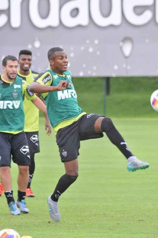 Na Cidade do Galo, atletas foram comandados por Diego Aguirre em primeiro treino do ano