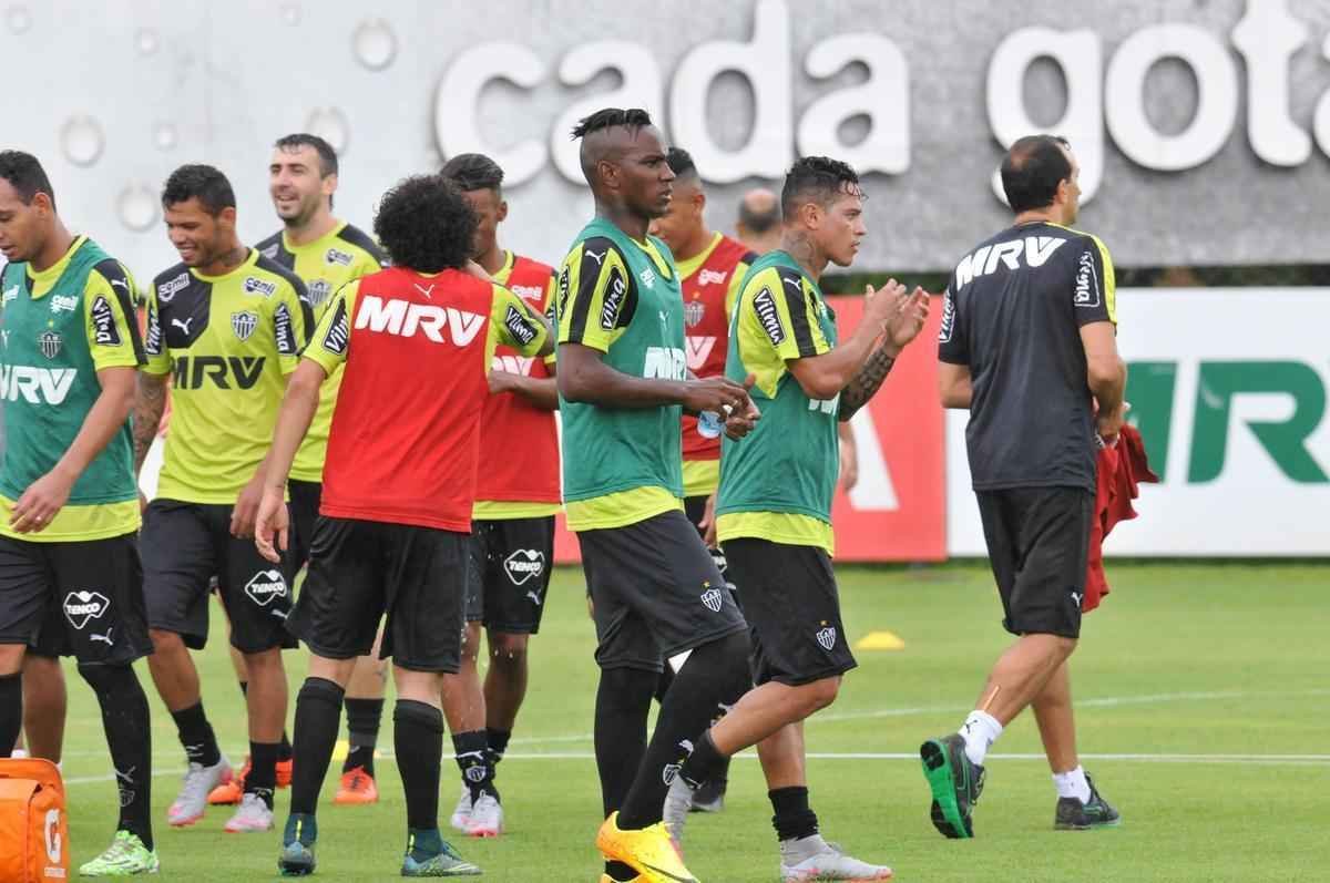 Na Cidade do Galo, atletas foram comandados por Diego Aguirre em primeiro treino do ano