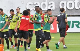 Na Cidade do Galo, atletas foram comandados por Diego Aguirre em primeiro treino do ano