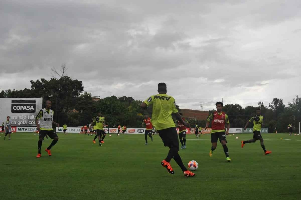 Na Cidade do Galo, atletas foram comandados por Diego Aguirre em primeiro treino do ano