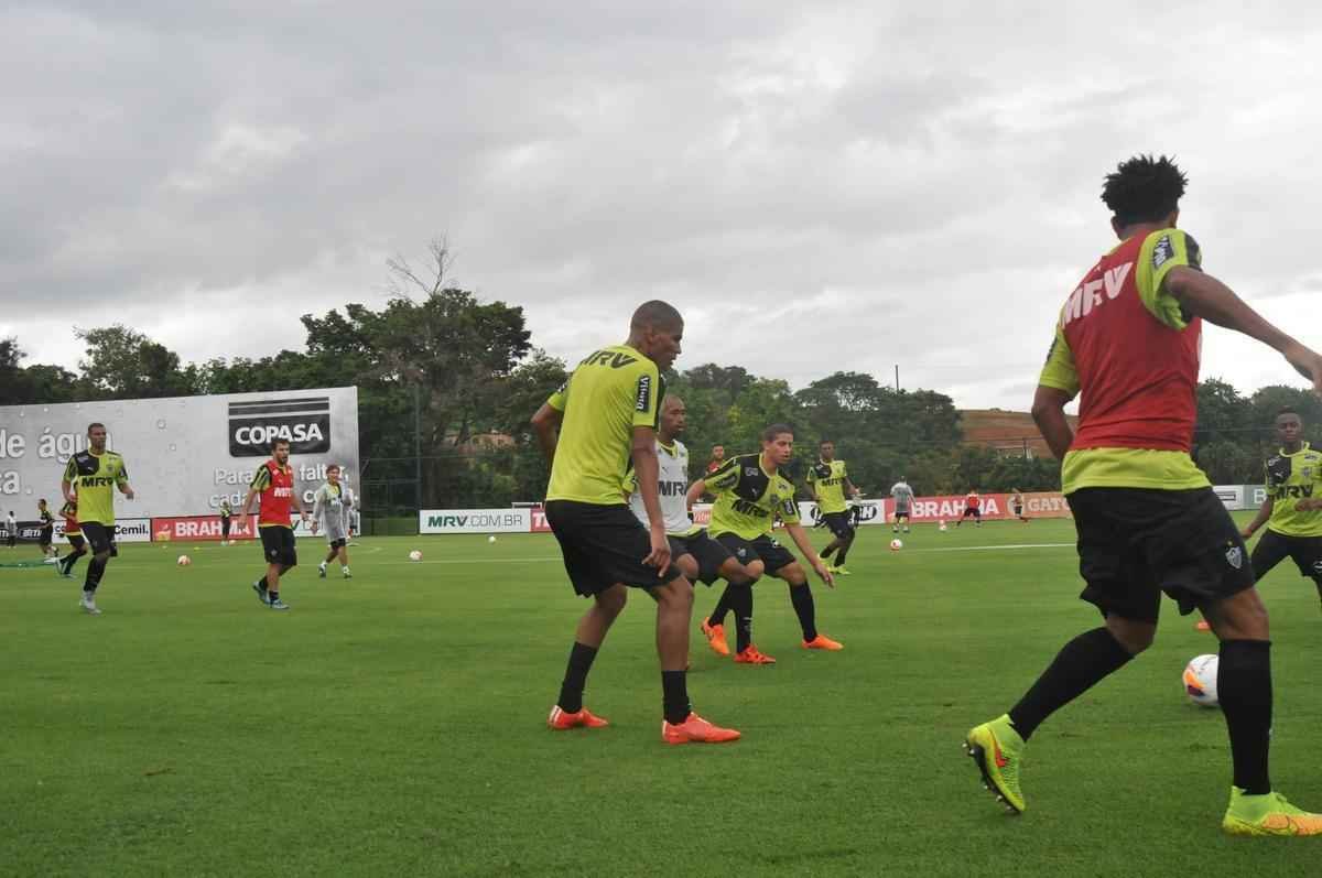 Na Cidade do Galo, atletas foram comandados por Diego Aguirre em primeiro treino do ano