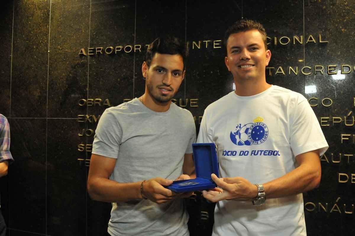 Meia argentino recebeu carto do programa scio do futebol e concedeu entrevista