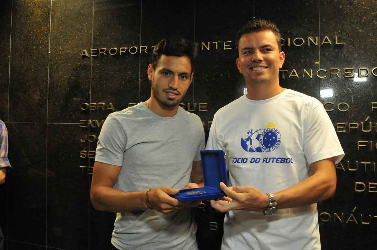 Meia argentino recebeu carto do programa scio do futebol e concedeu entrevista