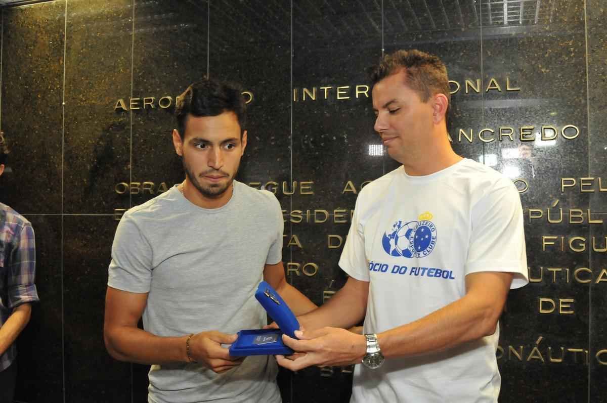 Meia argentino recebeu carto do programa scio do futebol e concedeu entrevista