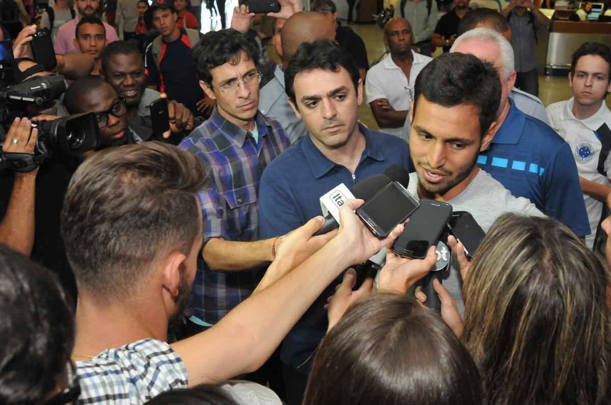 Meia argentino recebeu carto do programa scio do futebol e concedeu entrevista