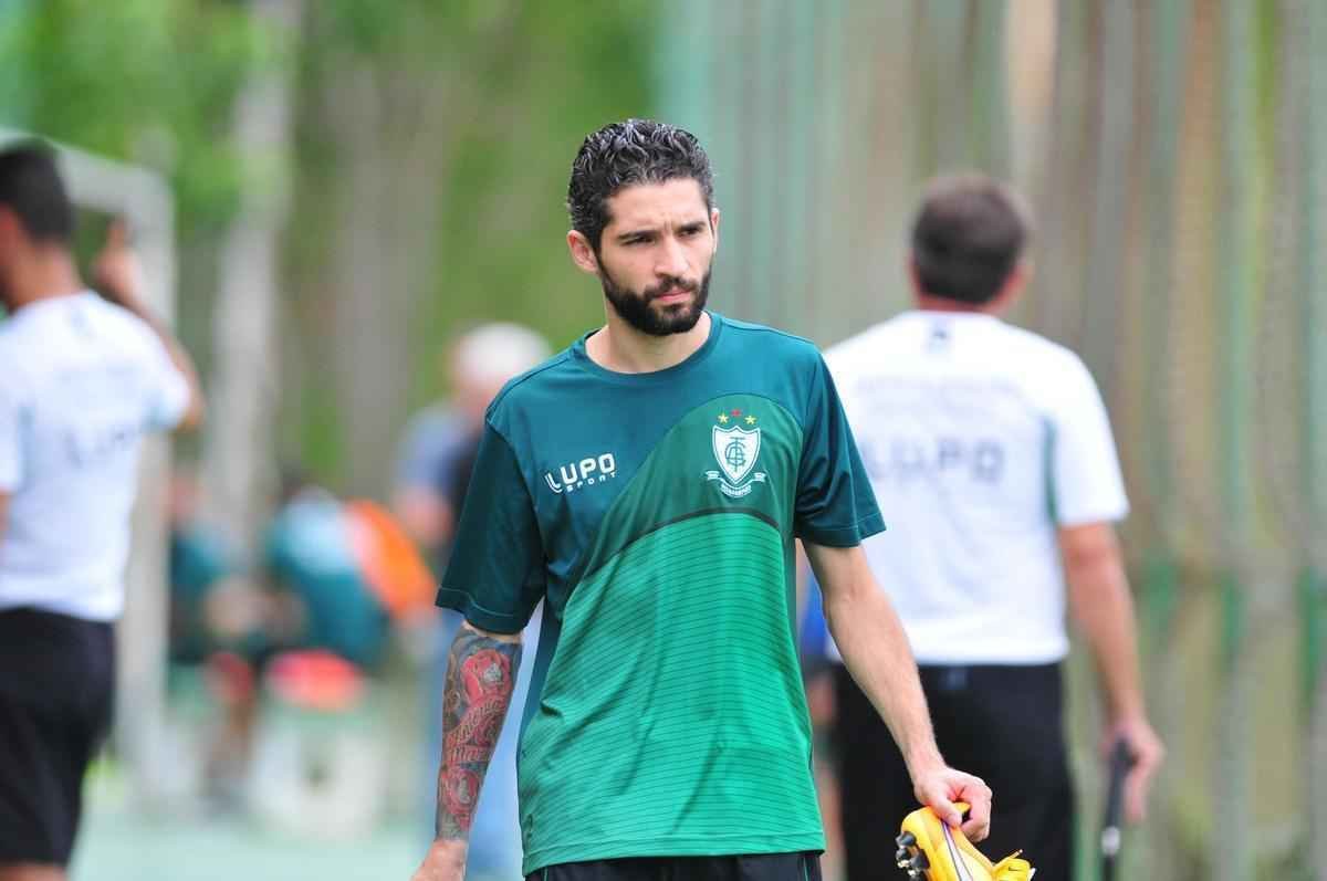 Com muitas novidades, Amrica se apresentou para a temporada 2016 na tarde desta tera-feira, no Lanna Drumond. Na imagem, o armador Tony.