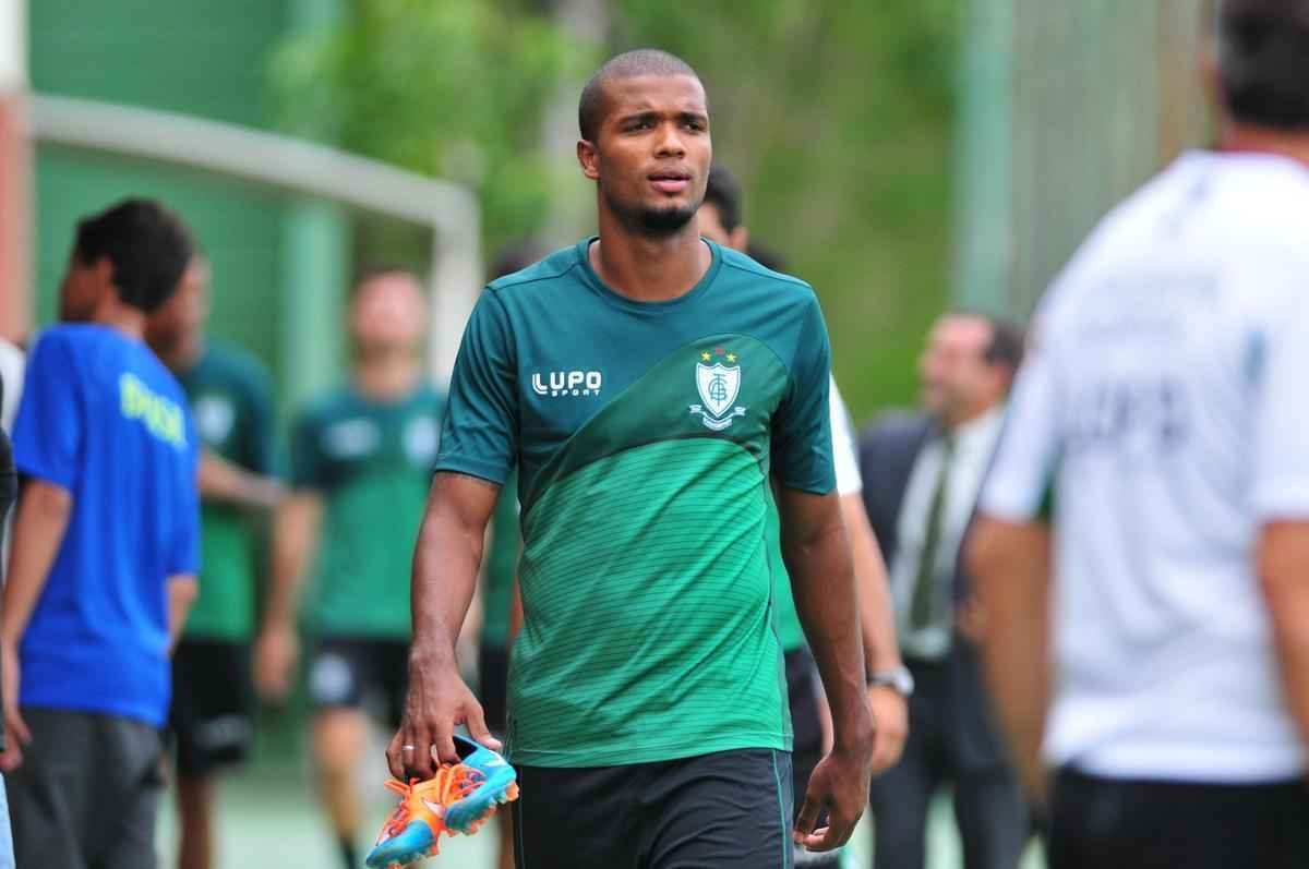 Com muitas novidades, Amrica se apresentou para a temporada 2016 na tarde desta tera-feira, no Lanna Drumond. Na imagem, o zagueiro Messias.