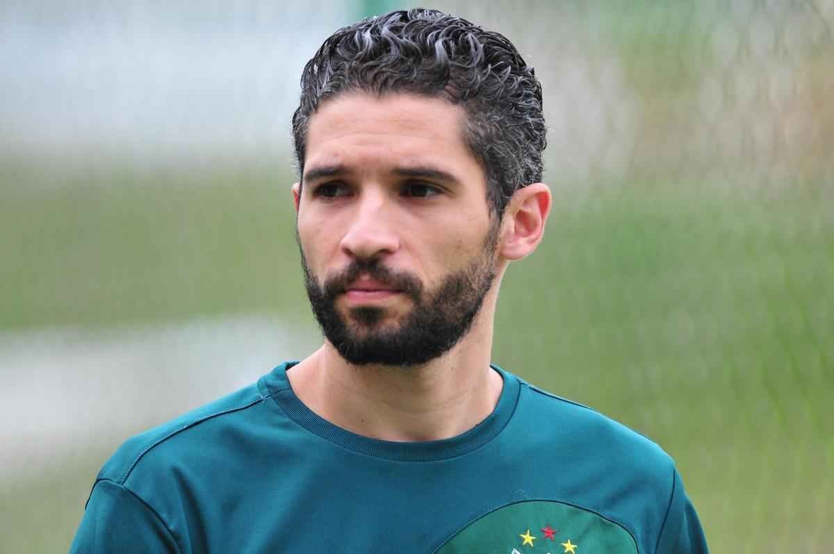 Com muitas novidades, Amrica se apresentou para a temporada 2016 na tarde desta tera-feira, no Lanna Drumond. Na imagem, o armador Tony.