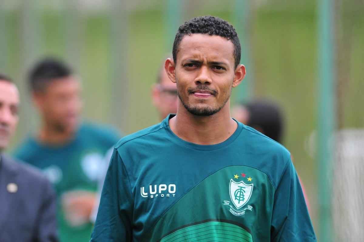 Com muitas novidades, Amrica se apresentou para a temporada 2016 na tarde desta tera-feira, no Lanna Drumond. Na imagem, o volante Ernandes.